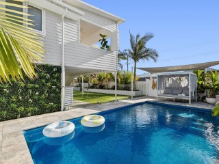 View profile: THE ULTIMATE FAMILY HOME WITH SELF CONTAINED STUDIO & SPACE FOR EVERY GENERATION