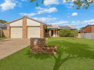 View profile: NORTH FACING BRICK & TILE HOME - CLOSE TO EVERYTHING